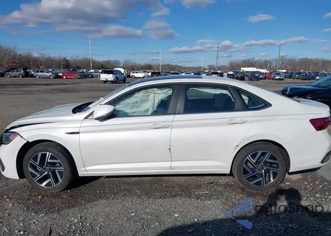 2024 Volkswagen Jetta 1.5T Sel z USA, uszkodzony, nr VIN 3VWGM7BU7RM007739